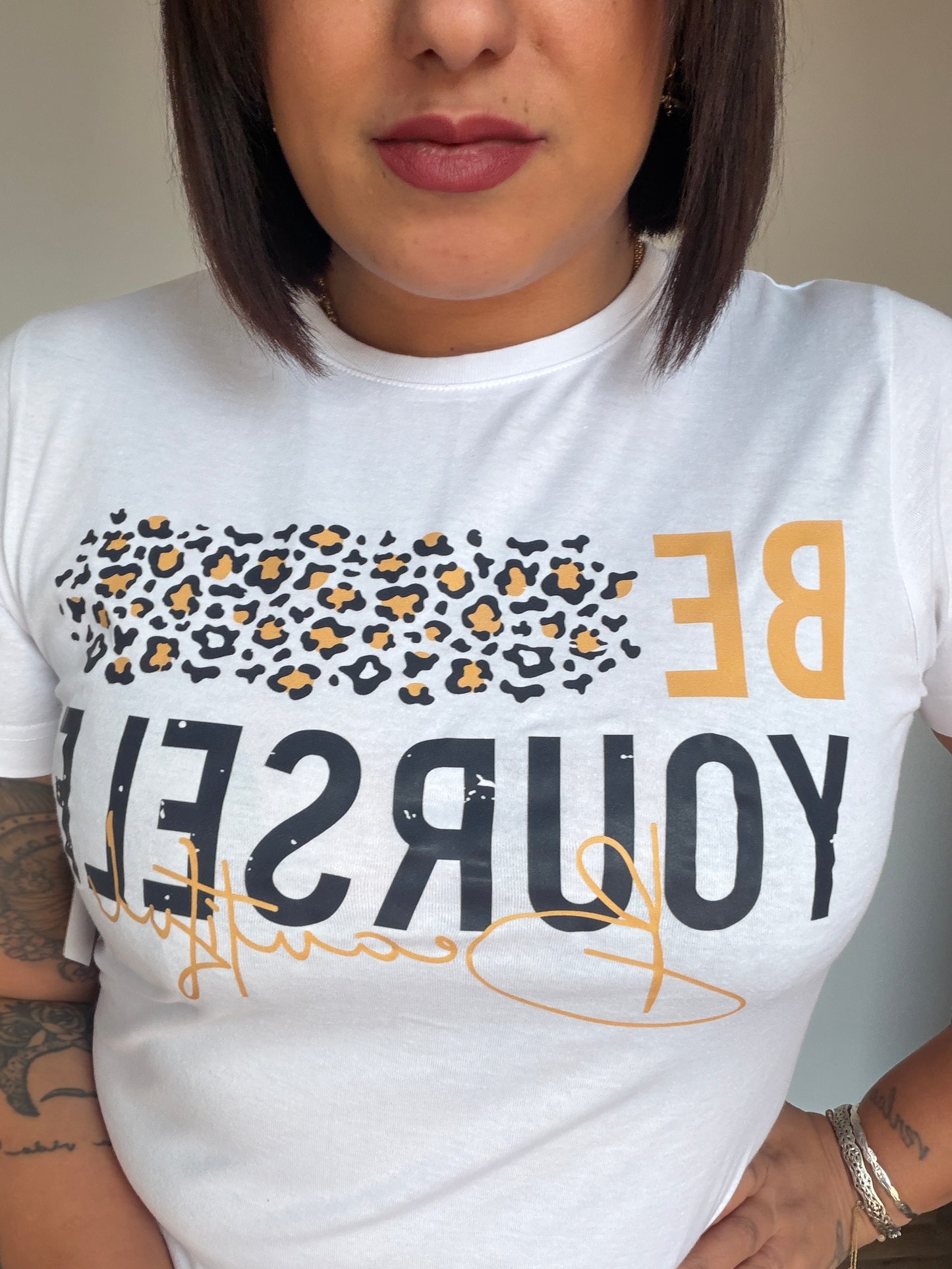 Camiseta blanca para mujer con mensaje Be Yourself y detalle de estampado de leopardo Meknes Store