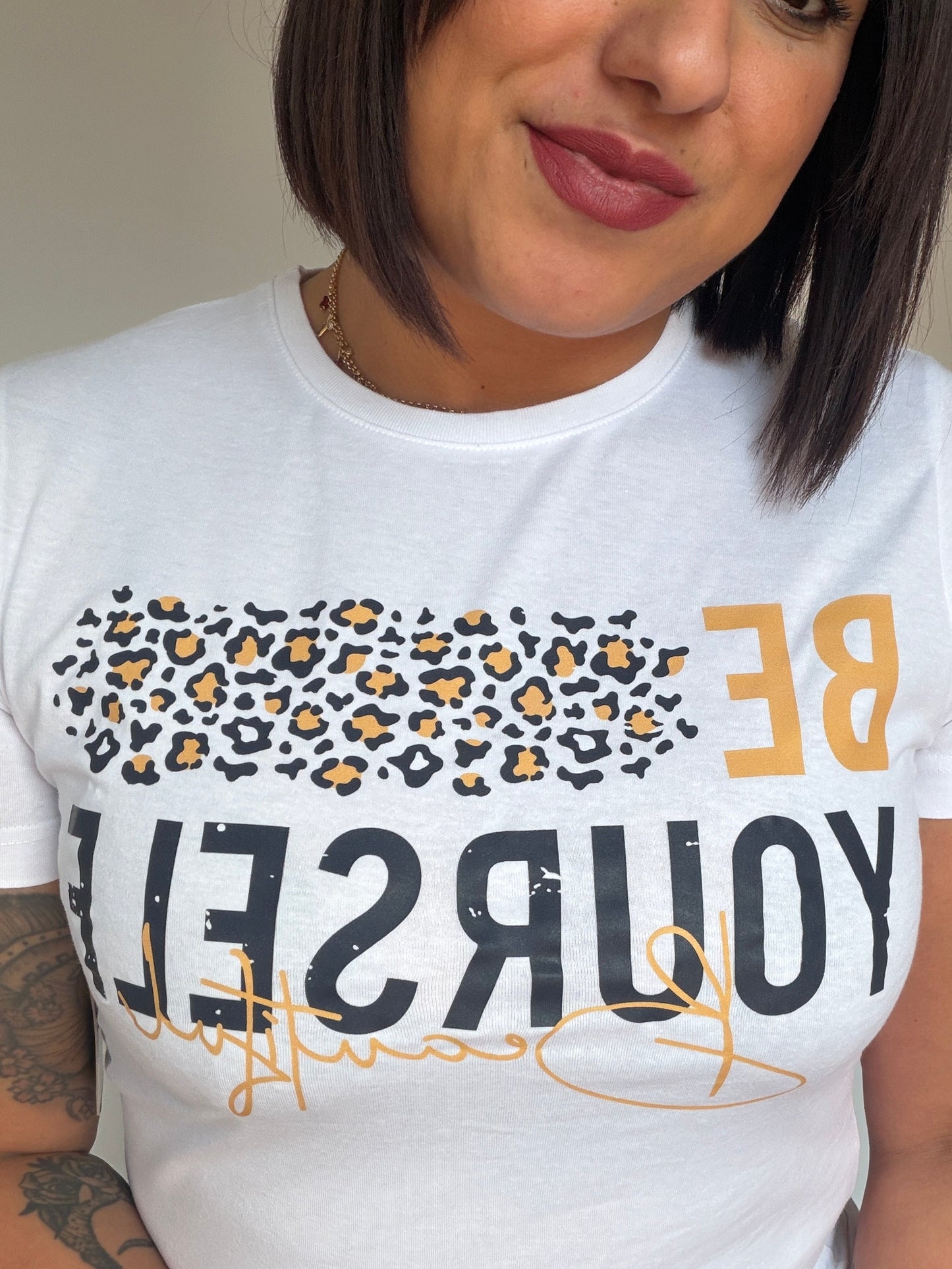 Vista de cerca de la camiseta Beauty destacando la tipografía y el diseño animal print Meknes