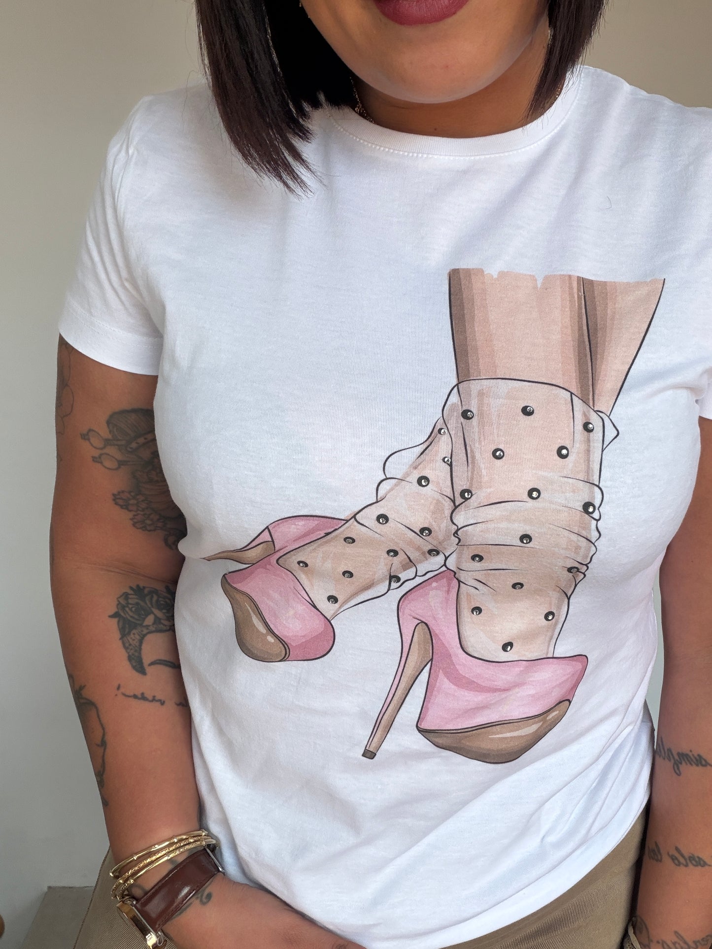 Camiseta blanca con ilustración de tacones rosas y calcetines de plumeti Meknes Store