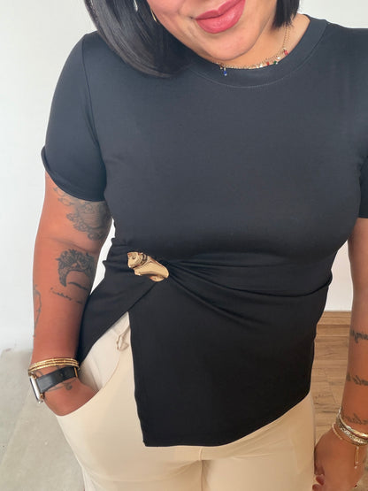 Camiseta negra asimétrica con fruncido y broche joya dorado Meknes Store