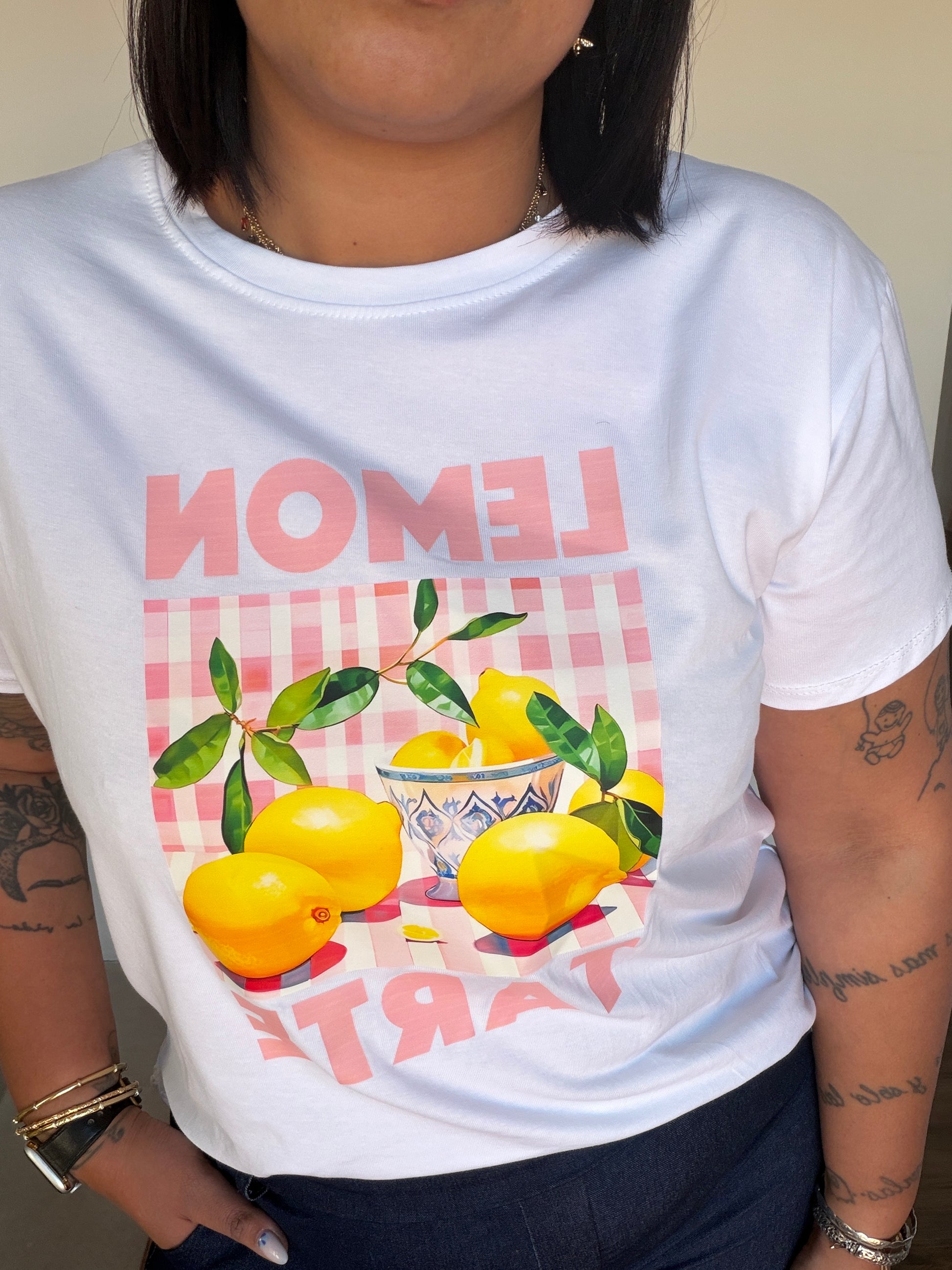 Camiseta blanca de manga corta con estampado de limones y cuadros vichy rosa Meknes Store