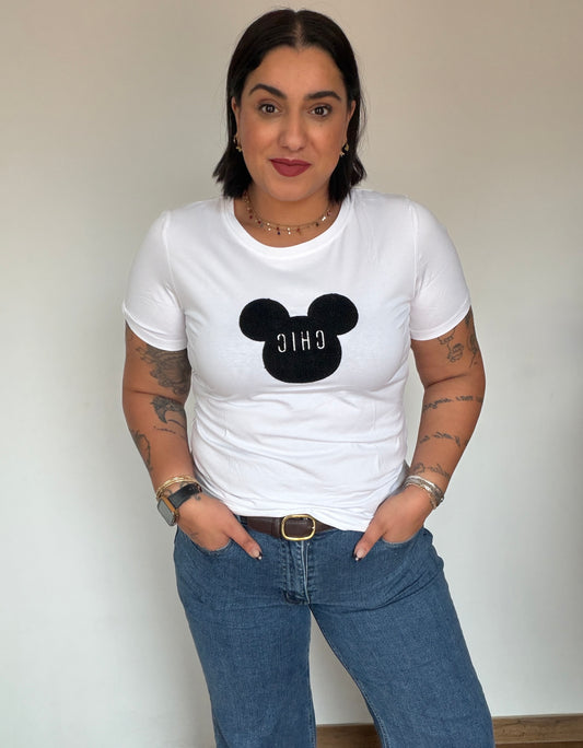 camiseta-manga-corta-mickey-silueta-negra-relieve-chic