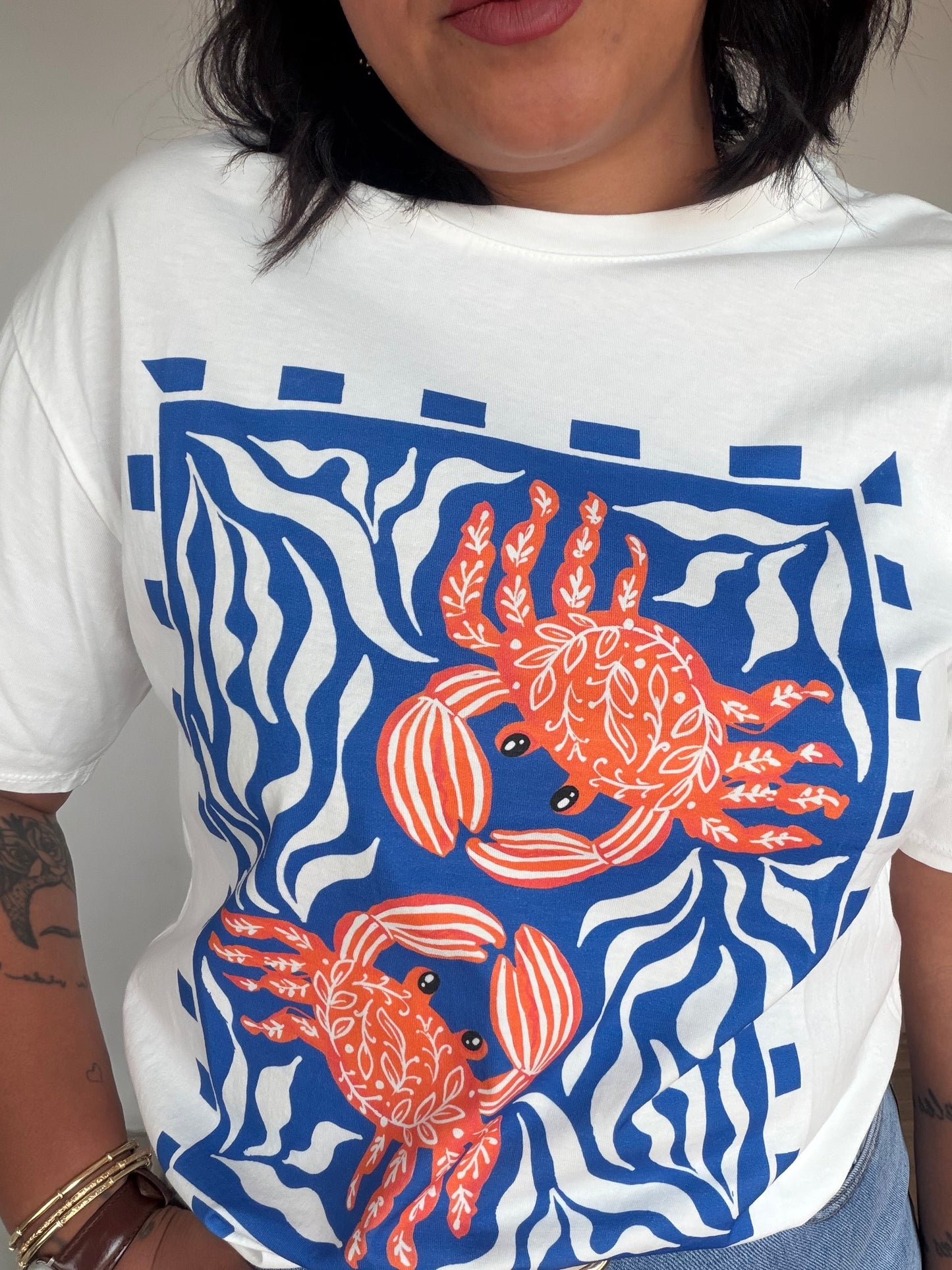 Camiseta Mar diseño cangrejo azul naranja ilustración gráfica — Meknes Store