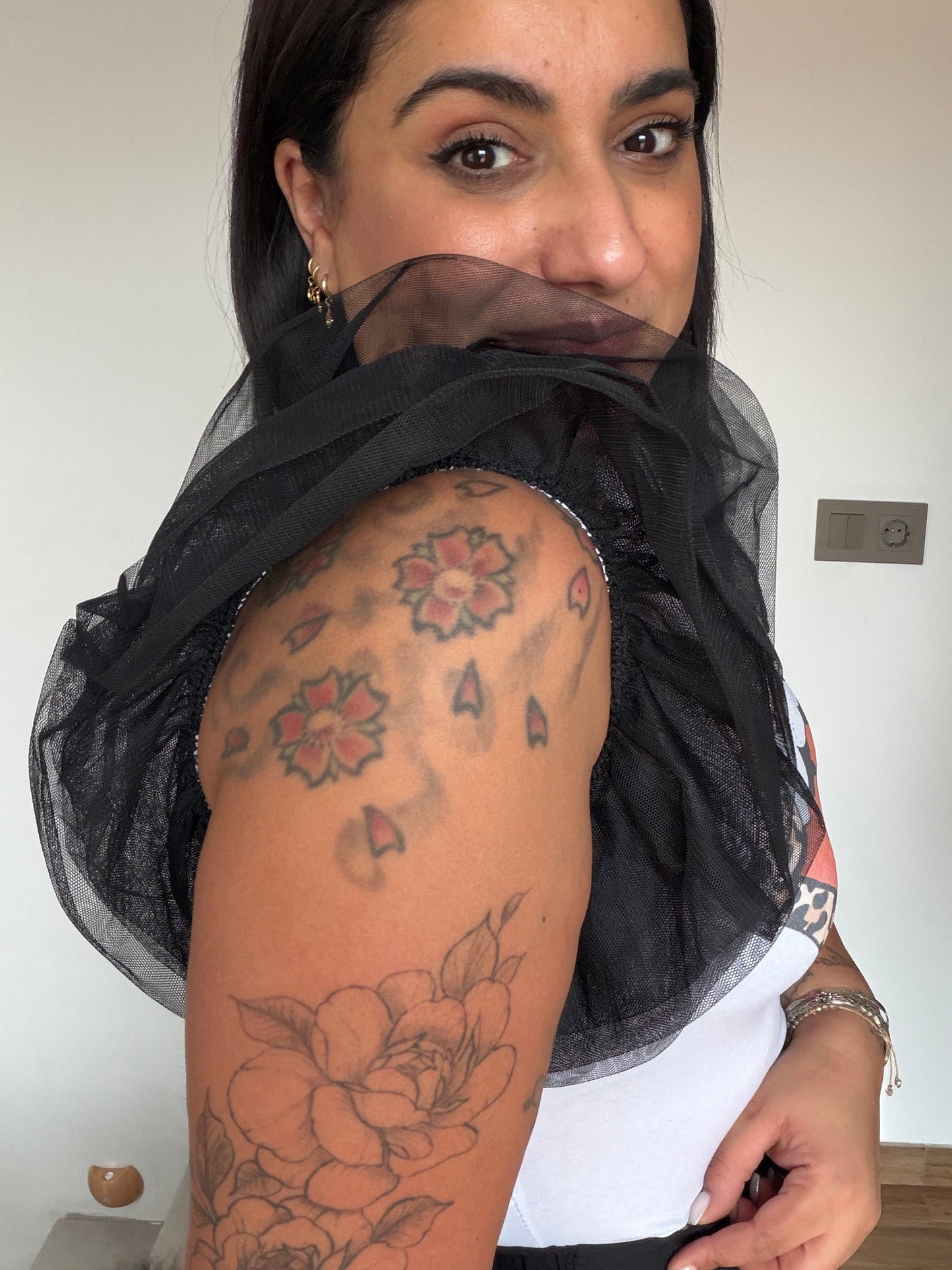 camiseta-mujer-manga-plumeti-estampado-zapatillas-vans