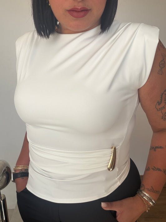 Camiseta blanca con hombreras y detalle de joya dorada lateral Meknes Store