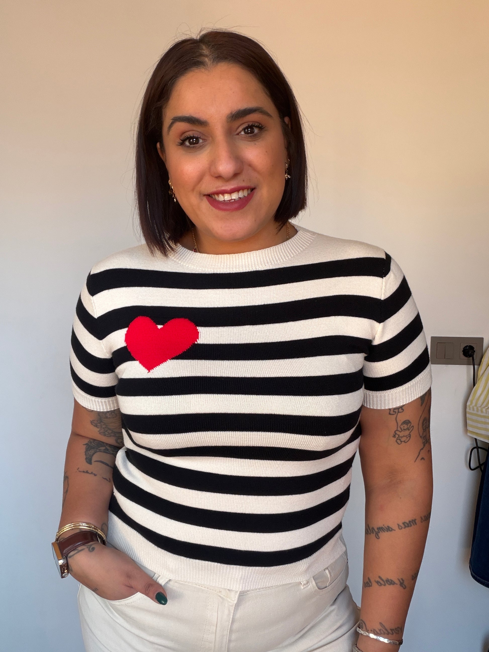 Imagen frontal de la camiseta con detalle corazón