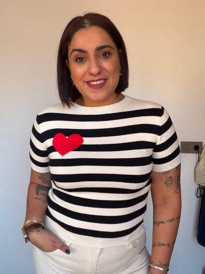 Imagen frontal de la camiseta con detalle corazón