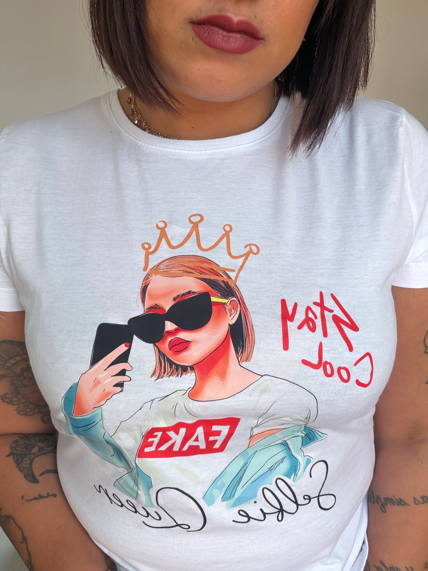Camiseta blanca de algodón con ilustración de Selfie Queen y texto Stay Cool Meknes Store