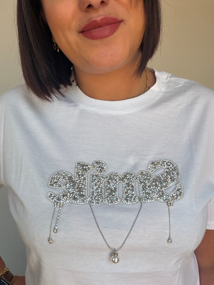 Camiseta Smile blanca joya vista de frente destacando el cuello y los apliques Meknes