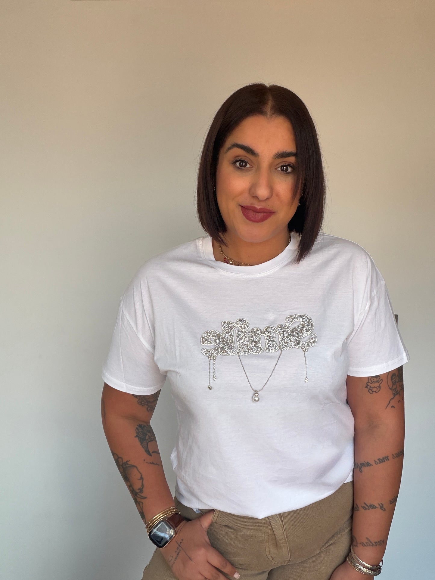 Camiseta blanca para mujer con detalle de letras Smile en strass y brillos Meknes Store