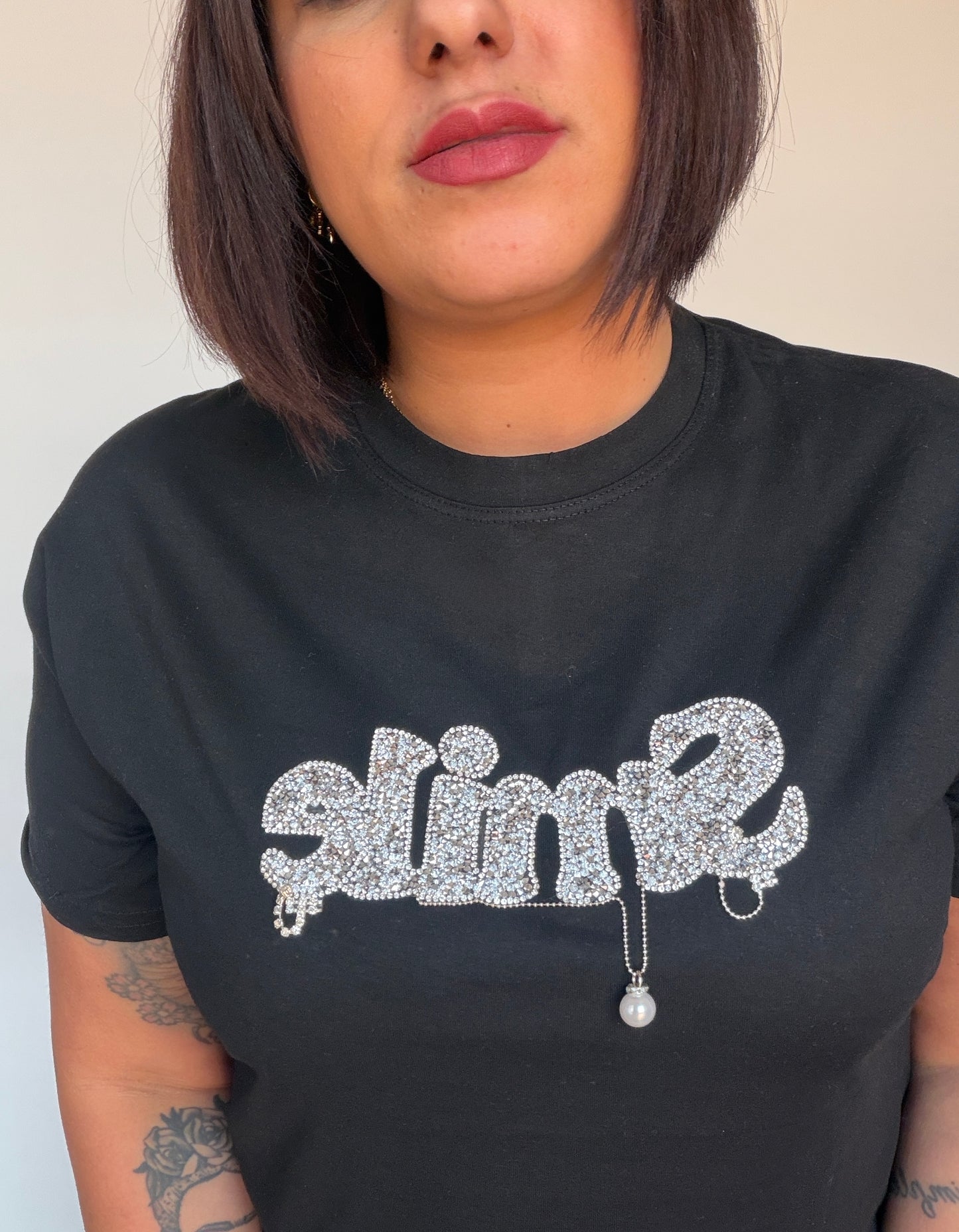 Camiseta negra Smile con detalle de brillos joya para un look nocturno o casual Meknes Store