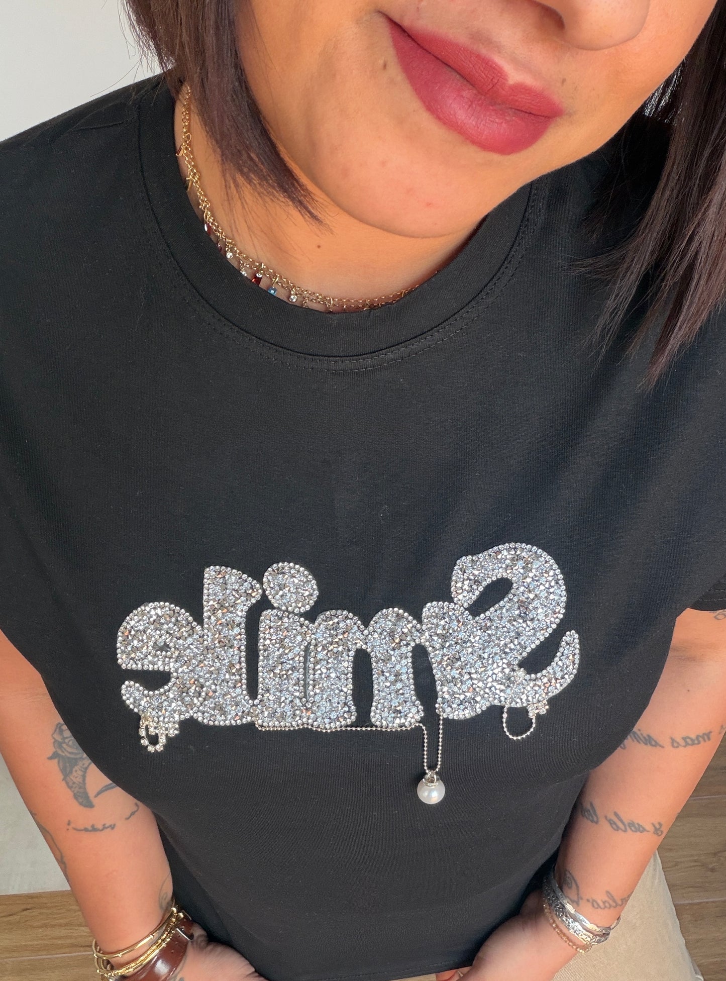 Vista de cerca de la camiseta Smile negra resaltando la calidad del tejido y los brillos Meknes