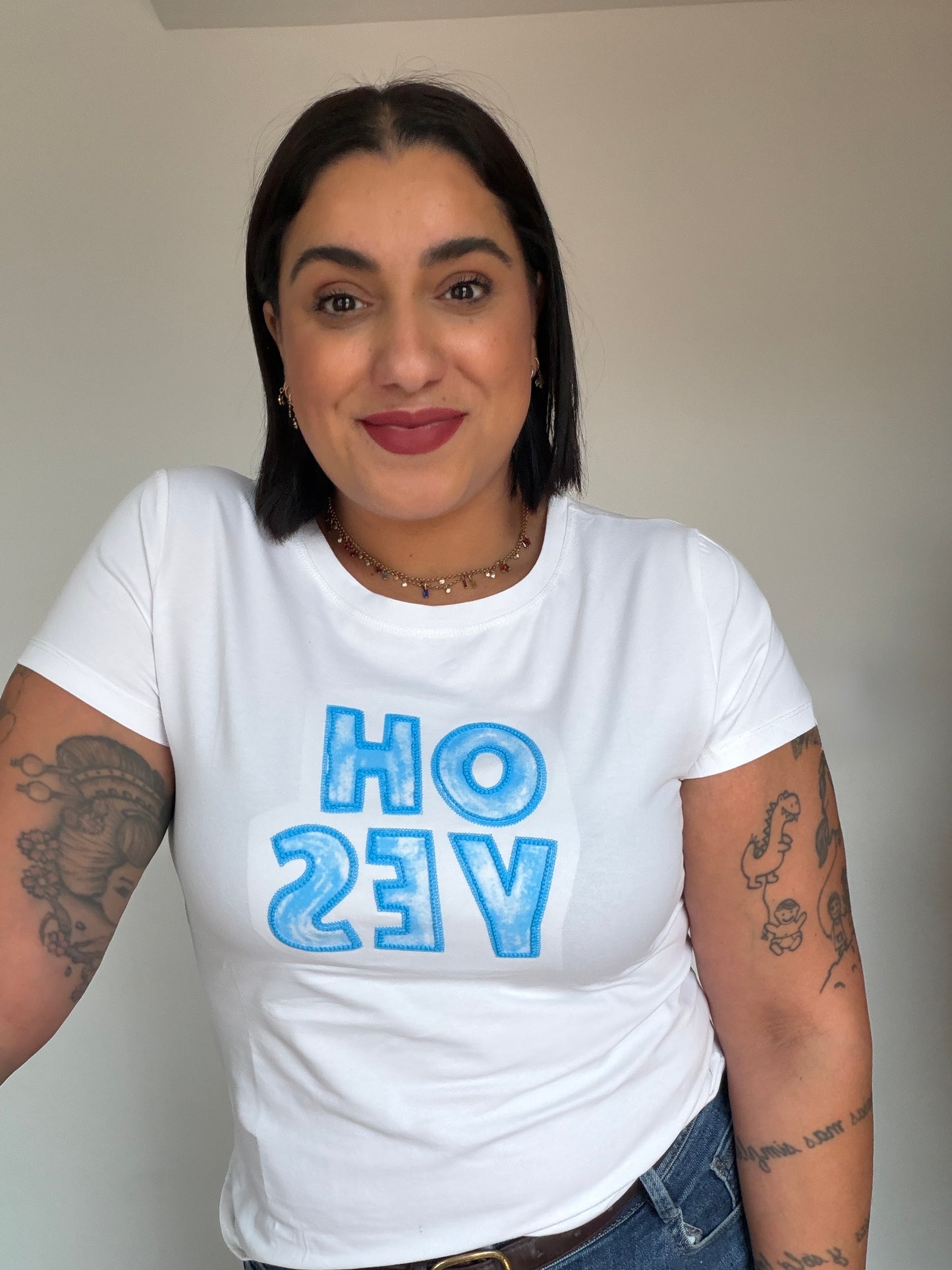 camiseta-yes-blanca-letras-azules-algodon-elastano-meknes-store