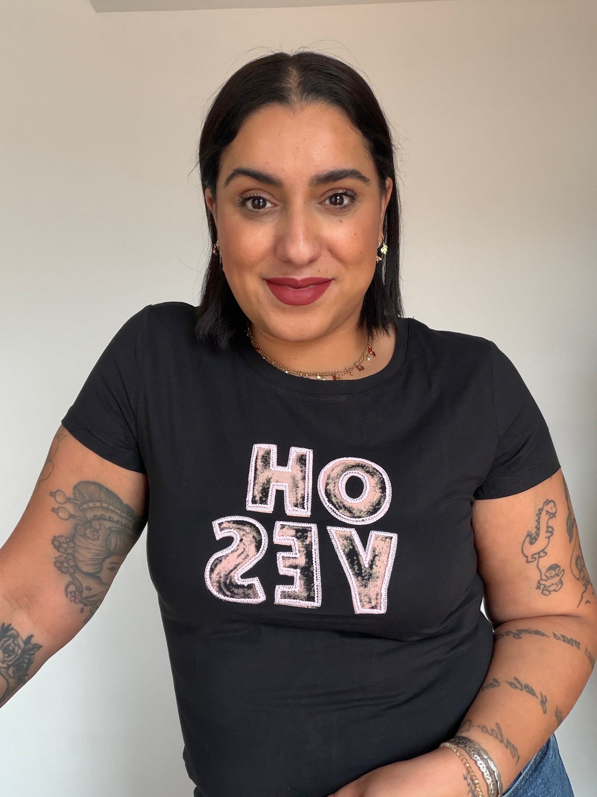 camiseta-yes-negra-letras-rosas-algodon-ajustada
