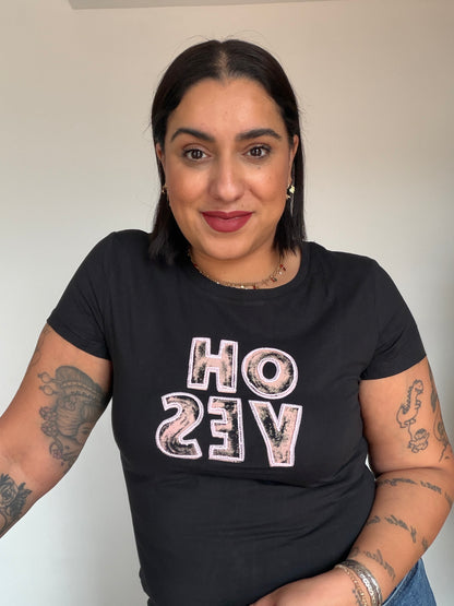 camiseta-yes-negra-letras-rosas-algodon-ajustada