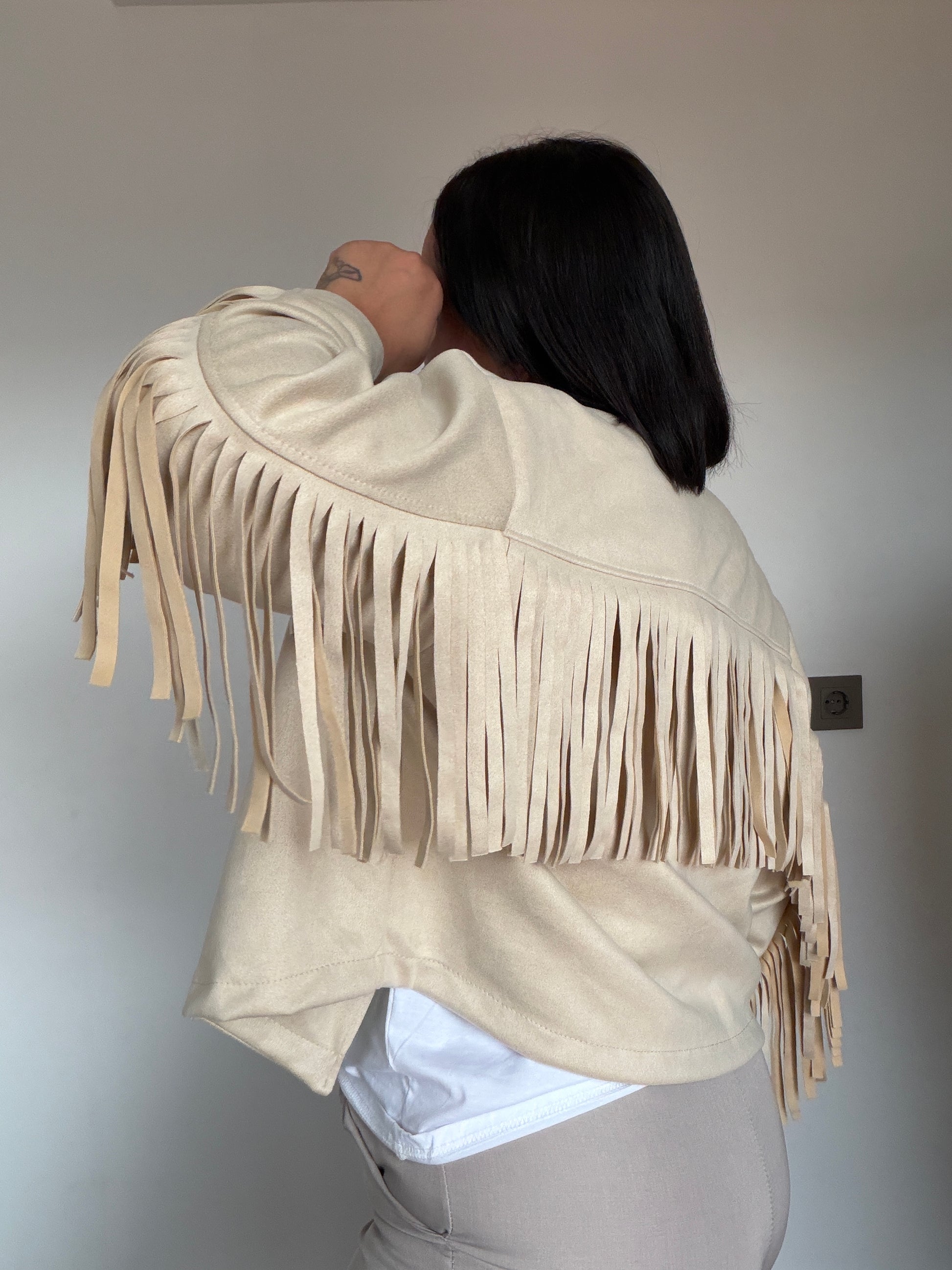 cazadora-antelina-flecos-espalda-estilo-cowboy