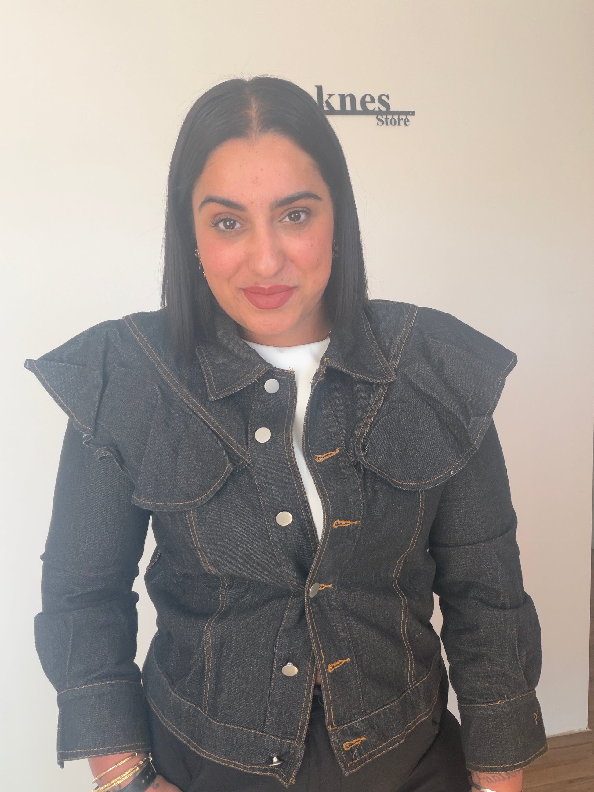 Cazadora vaquera azul oscuro con volantes en hombros y pecho diseño exclusivo Meknes Store