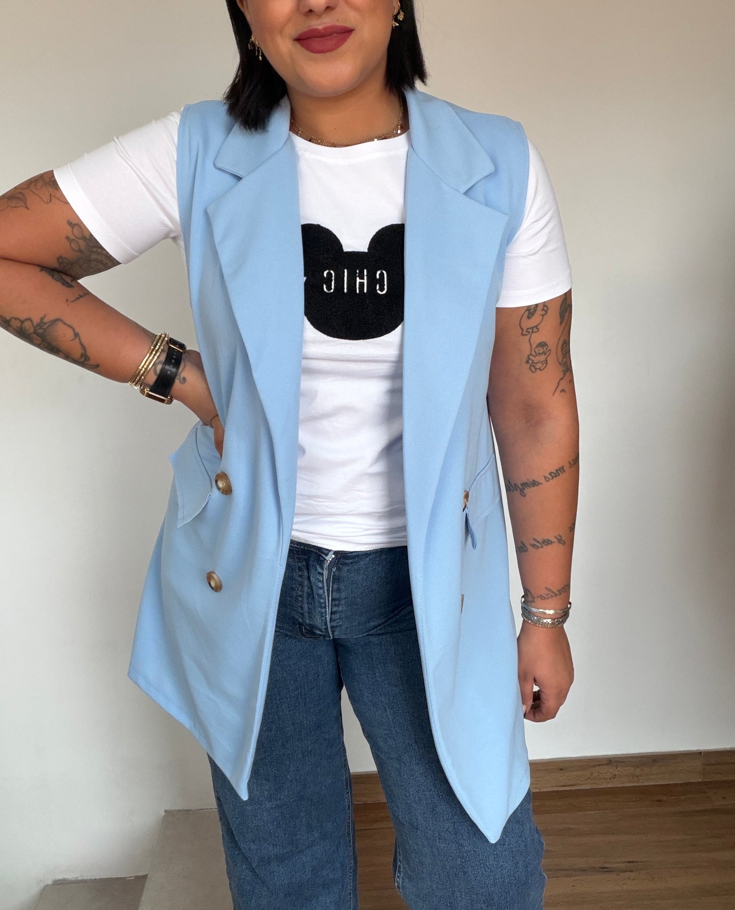 chaleco-abierto-azul-claro-estilo-oficina-mujer