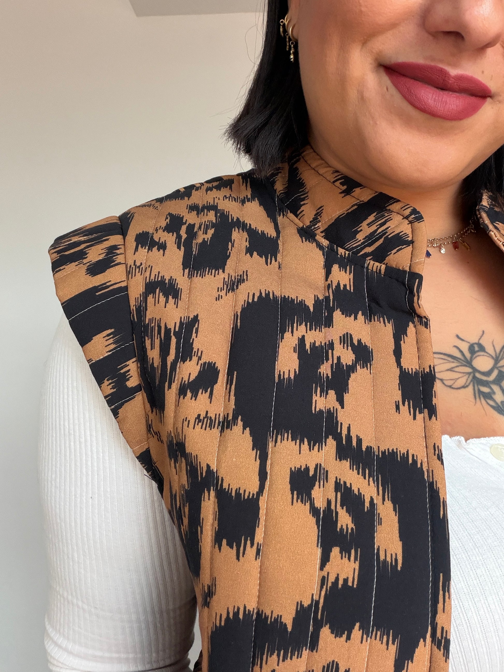 chaleco-sin-mangas-estampado-beige-negro-mujer