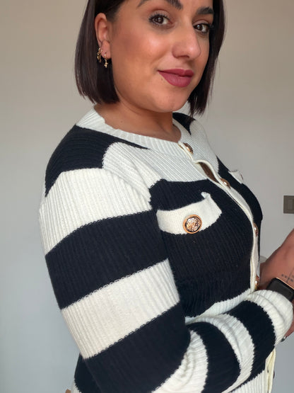 Vista lateral de chaqueta de punto de rayas azul marino y blanco