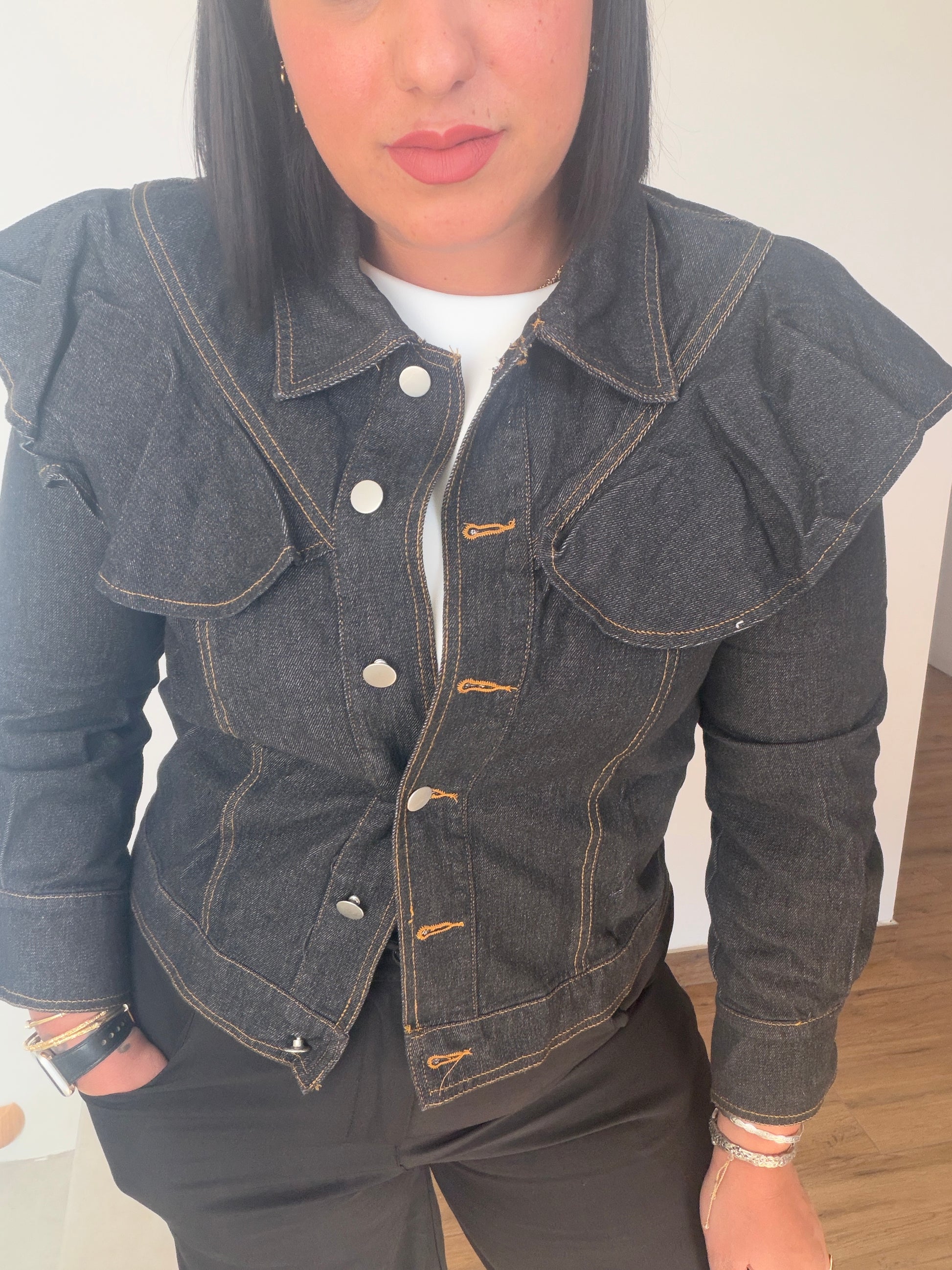 Chaqueta tejana original para mujer con volantes y cierre de botones metálicos