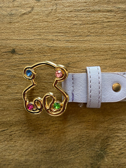 Cinturón de mujer con correa malva y hebilla joya dorada en forma de oso con pedrería