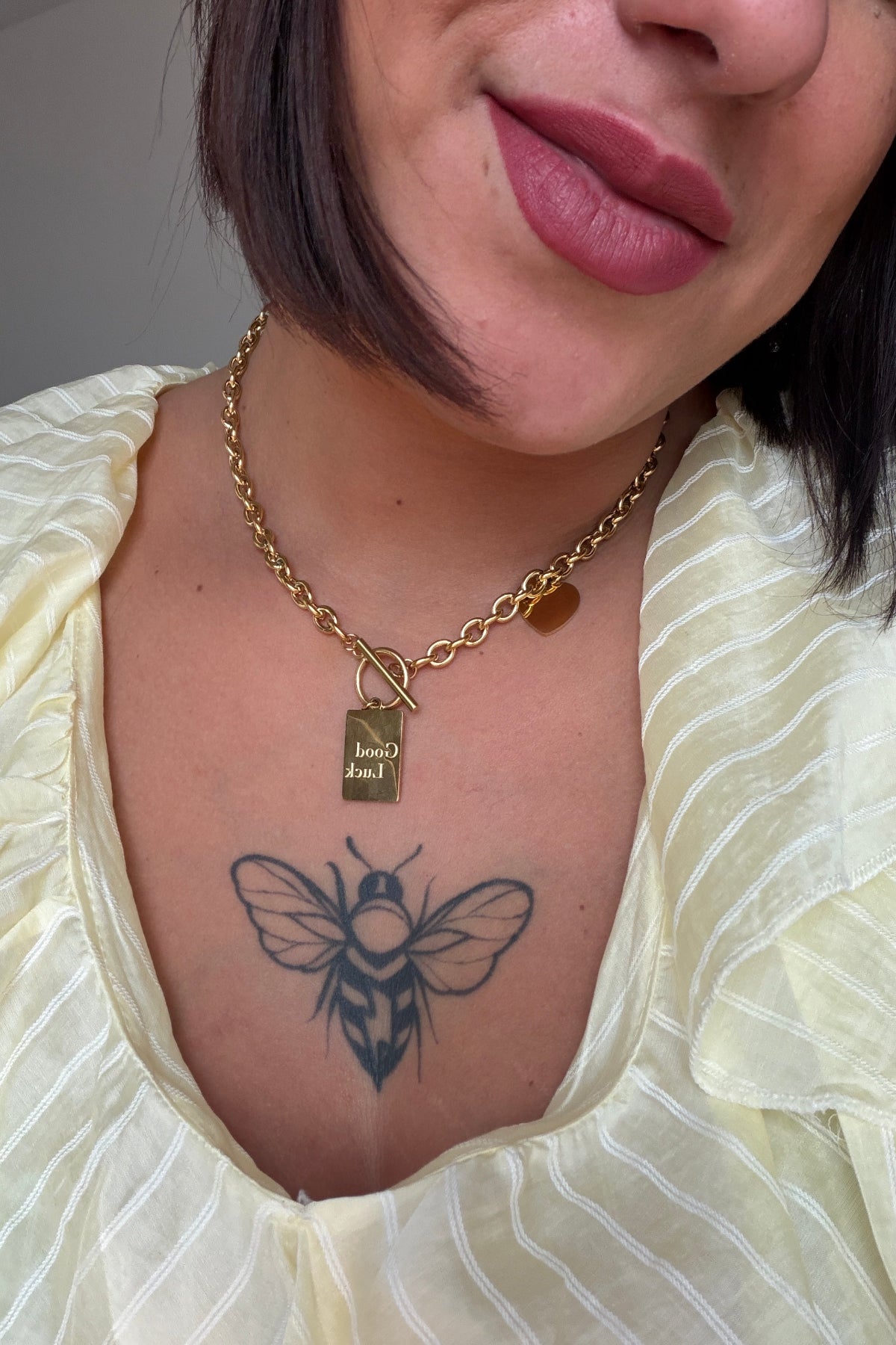 Collar amuleto buena suerte puesto look mujer estilo minimalista y elegante