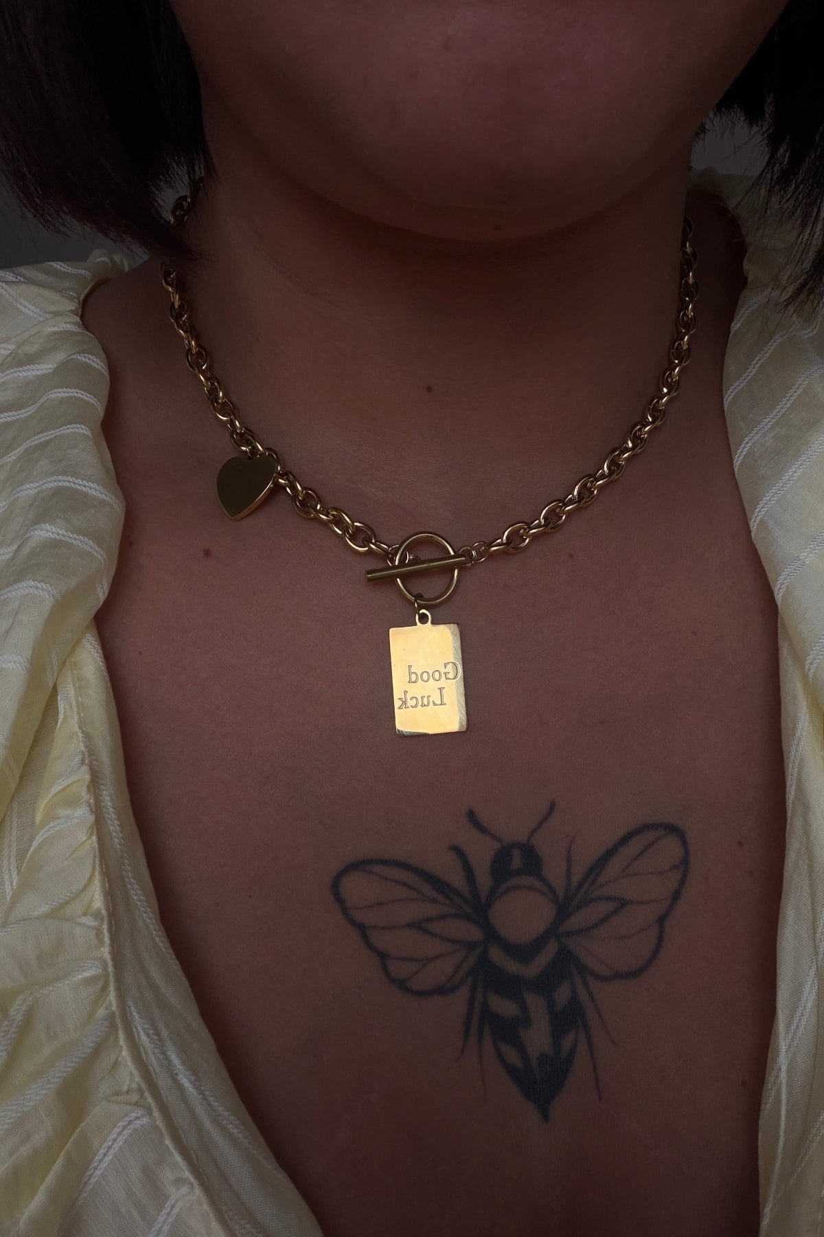 Detalle colgante moneda Good Luck joyería resistente al agua que no cambia de color