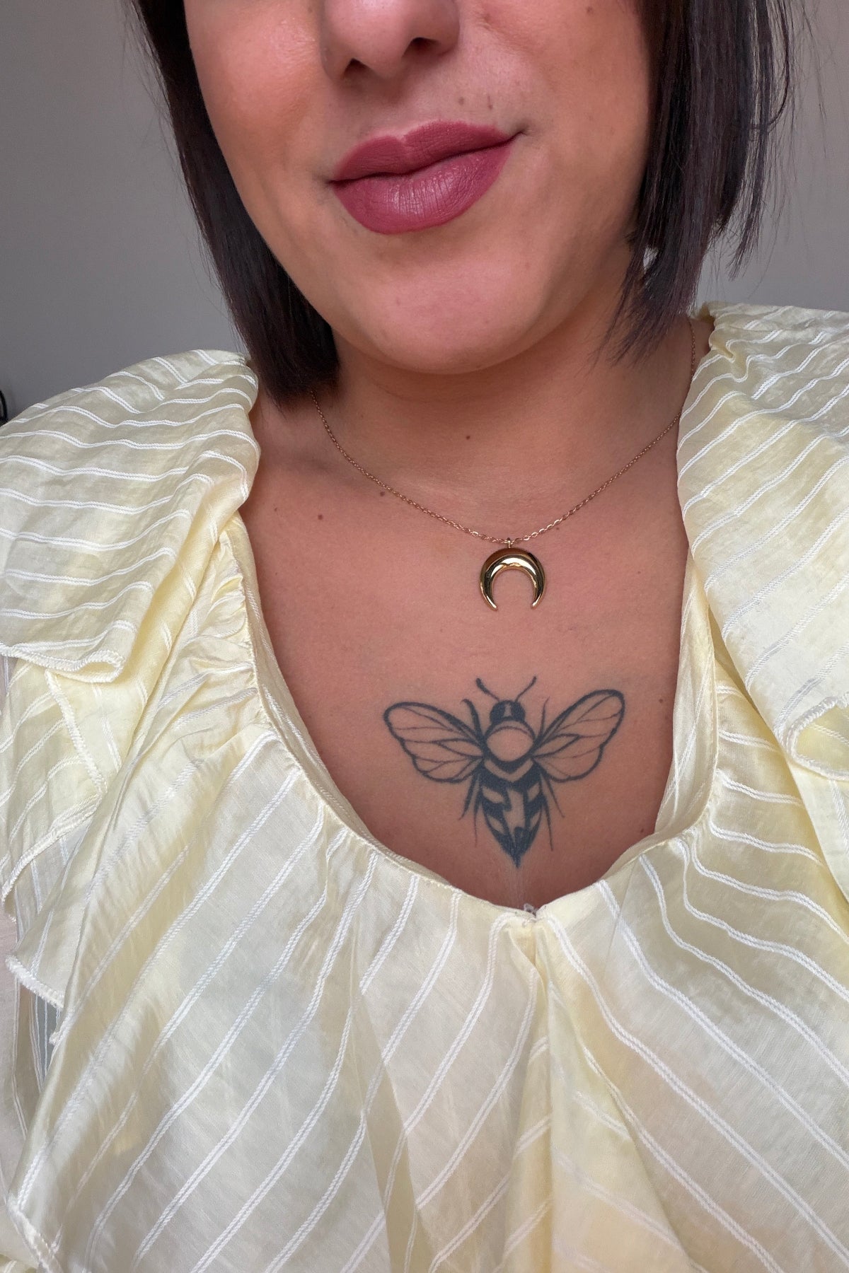 Collar luna para mujer puesto look elegante joyería de acero