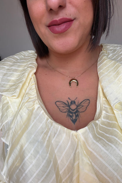 Collar luna para mujer puesto look elegante joyería de acero