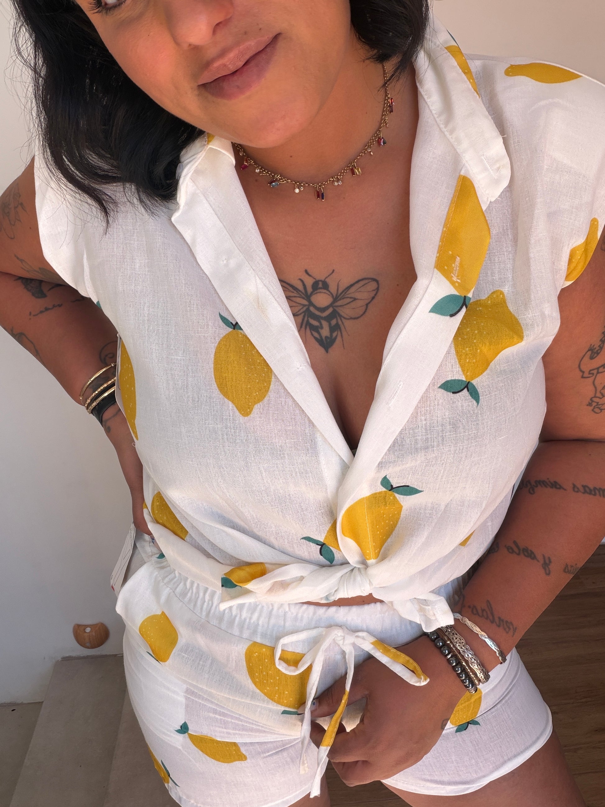 Conjunto Lemon Summer blusa estampado limones con nudo frontal y hombreras — Meknes Store