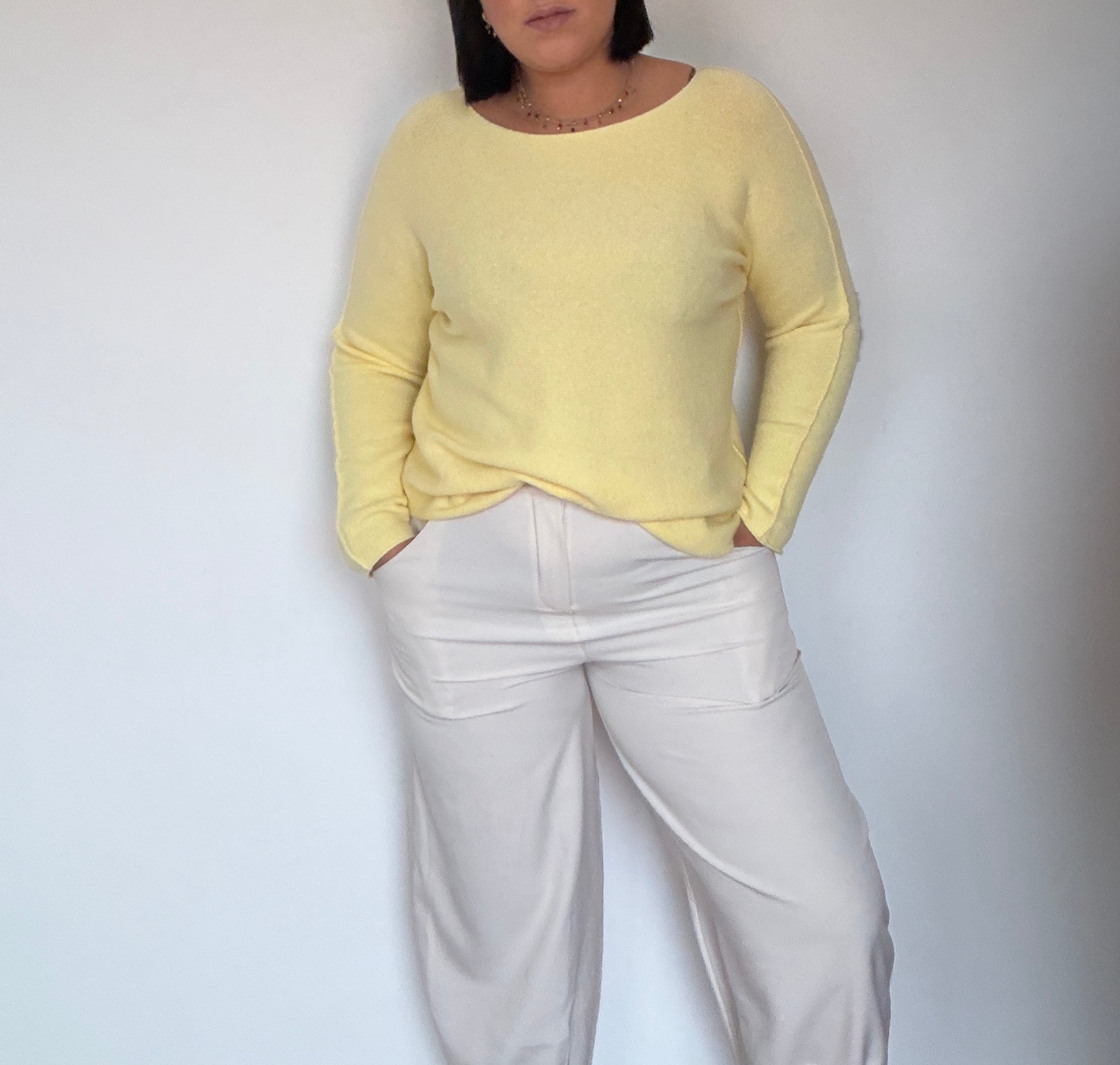 Look con pantalón negro balloon y body beige con detalle de abertura en el pecho.