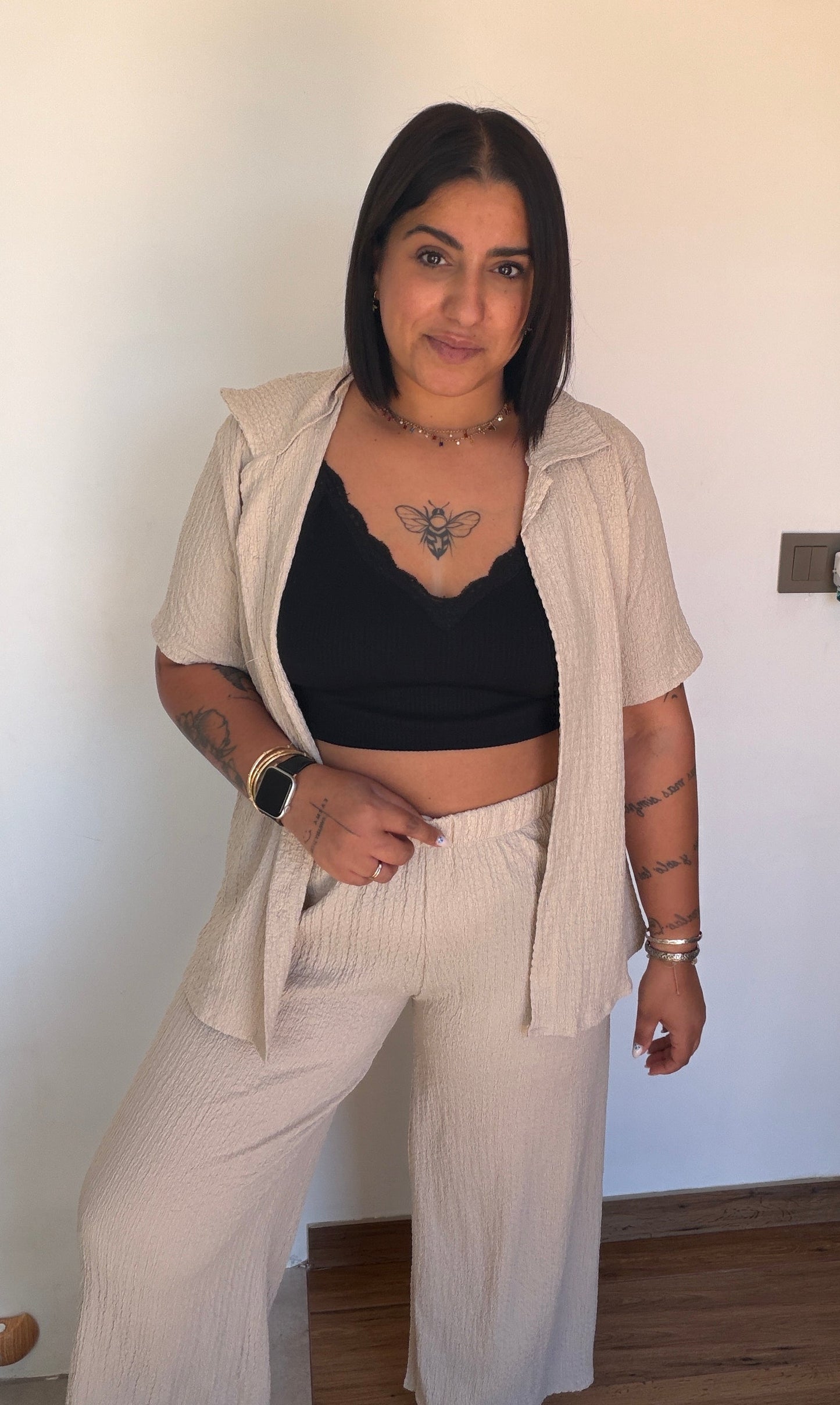 Detalle tejido gofrado Conjunto Sáhara beige chaqueta botonadura — Meknes Store