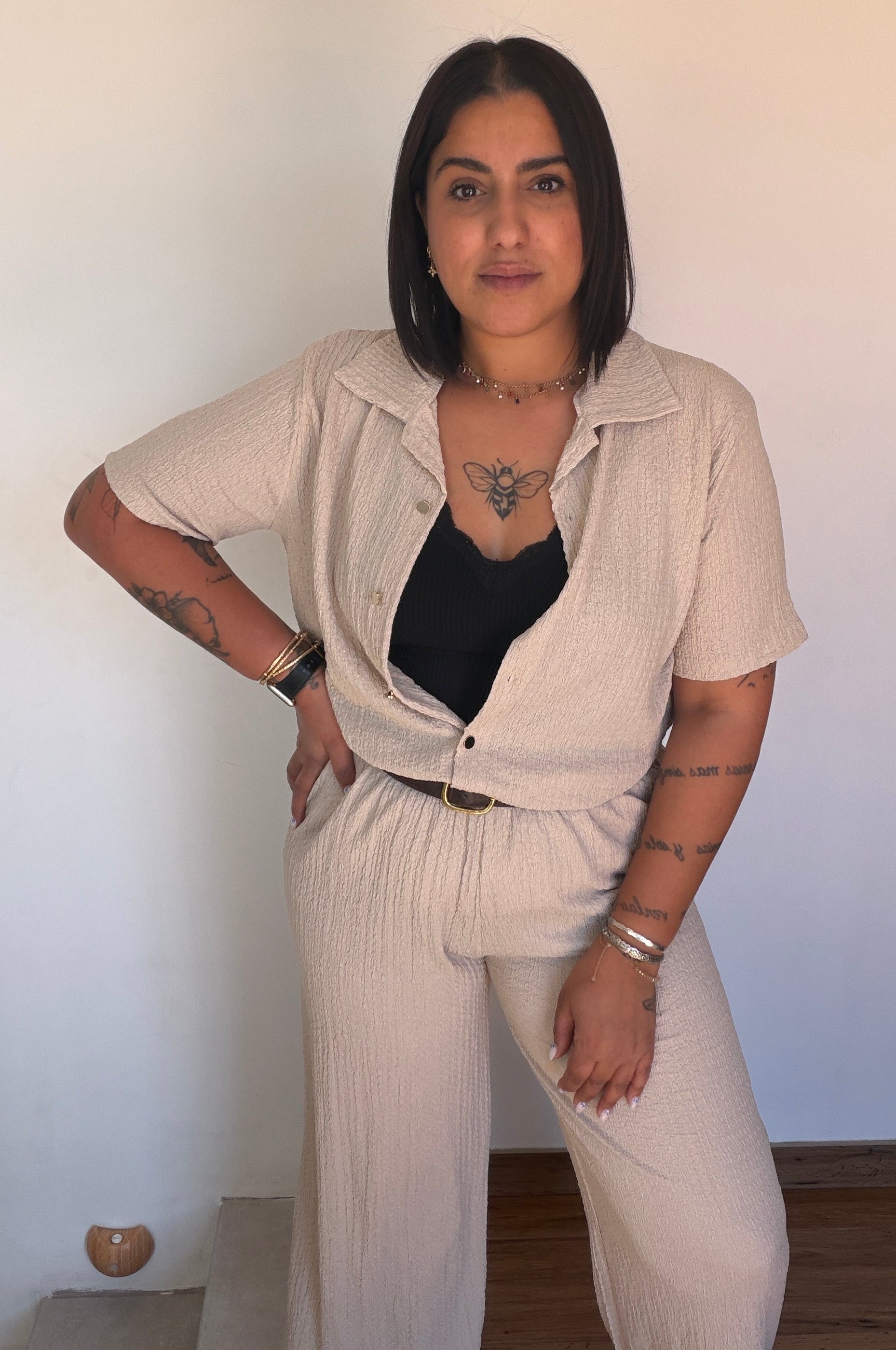 Conjunto Sáhara beige tejido gofrado chaqueta y pantalón mujer — Meknes Store