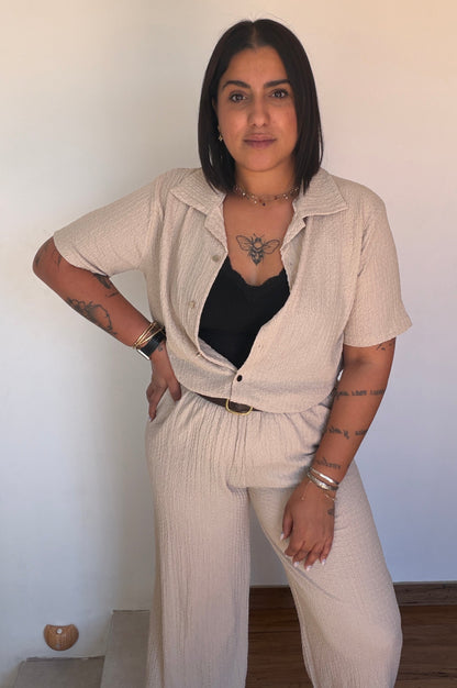 Conjunto Sáhara beige tejido gofrado chaqueta y pantalón mujer — Meknes Store