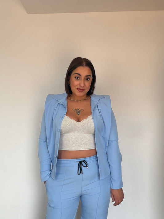 Conjunto urbano mujer dos piezas azul cielo chaqueta y pantalón fluido Meknes.