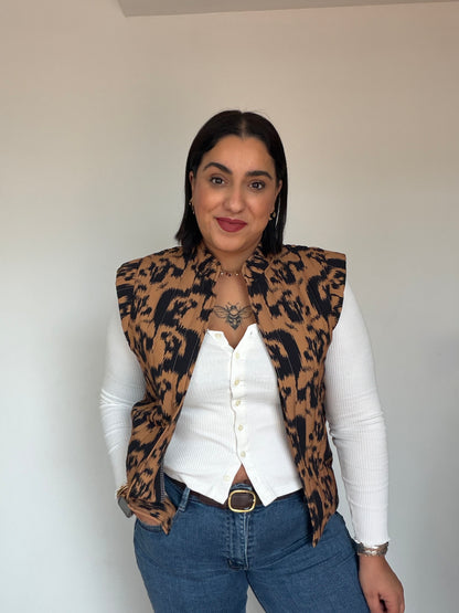 detalle-acolchado-chaleco-safari-mujer-entretiempo