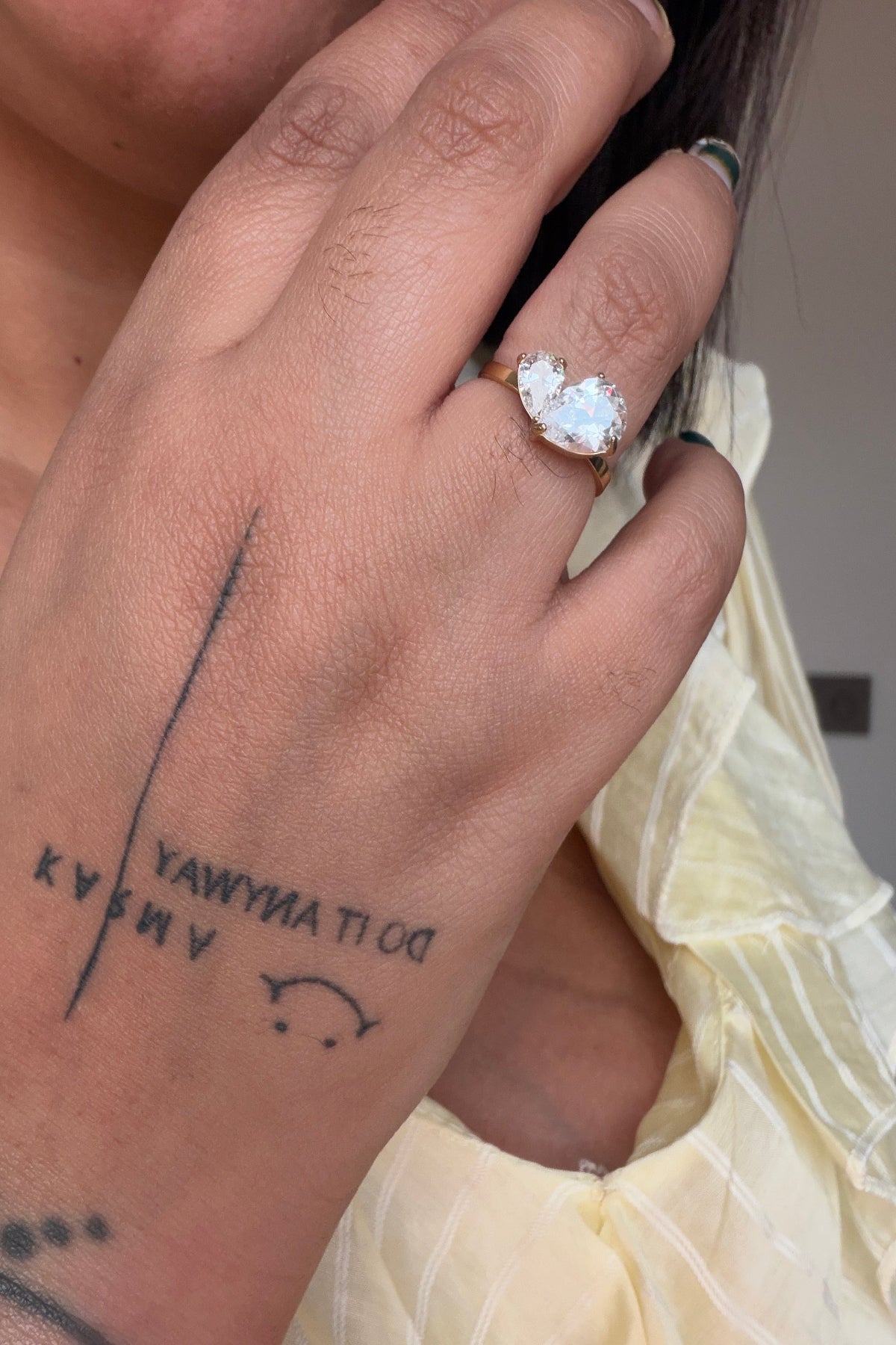 Primer plano de anillo con piedra engastada joyería de acero resistente al agua