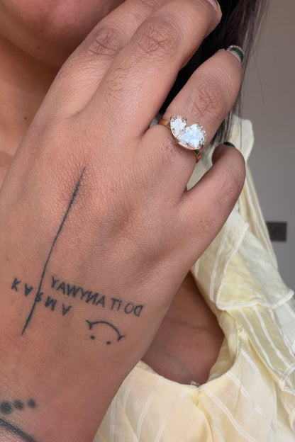 Primer plano de anillo con piedra engastada joyería de acero resistente al agua