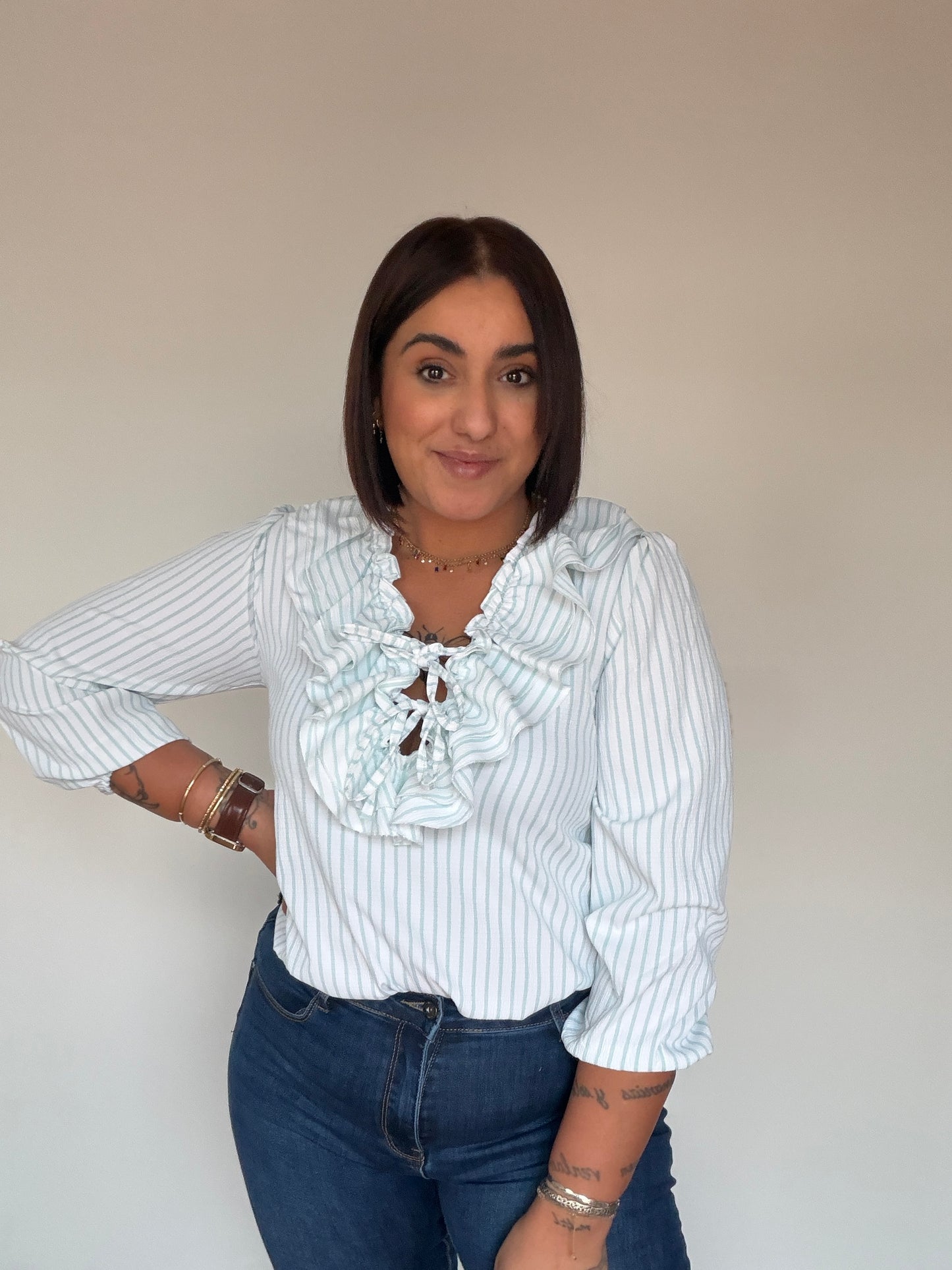 Detalle frontal de la blusa amarilla Boheme resaltando el tejido y los volantes