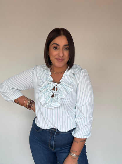 Detalle frontal de la blusa amarilla Boheme resaltando el tejido y los volantes