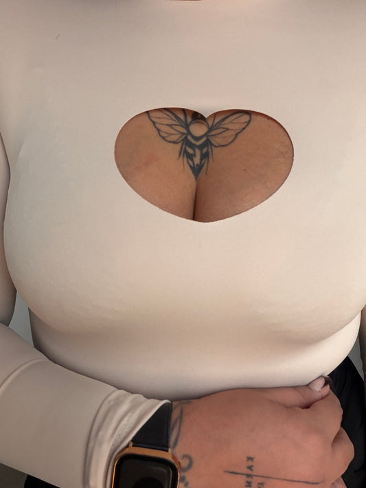 Primer plano del acabado de corte láser en forma de corazón en body elástico Meknes Store.