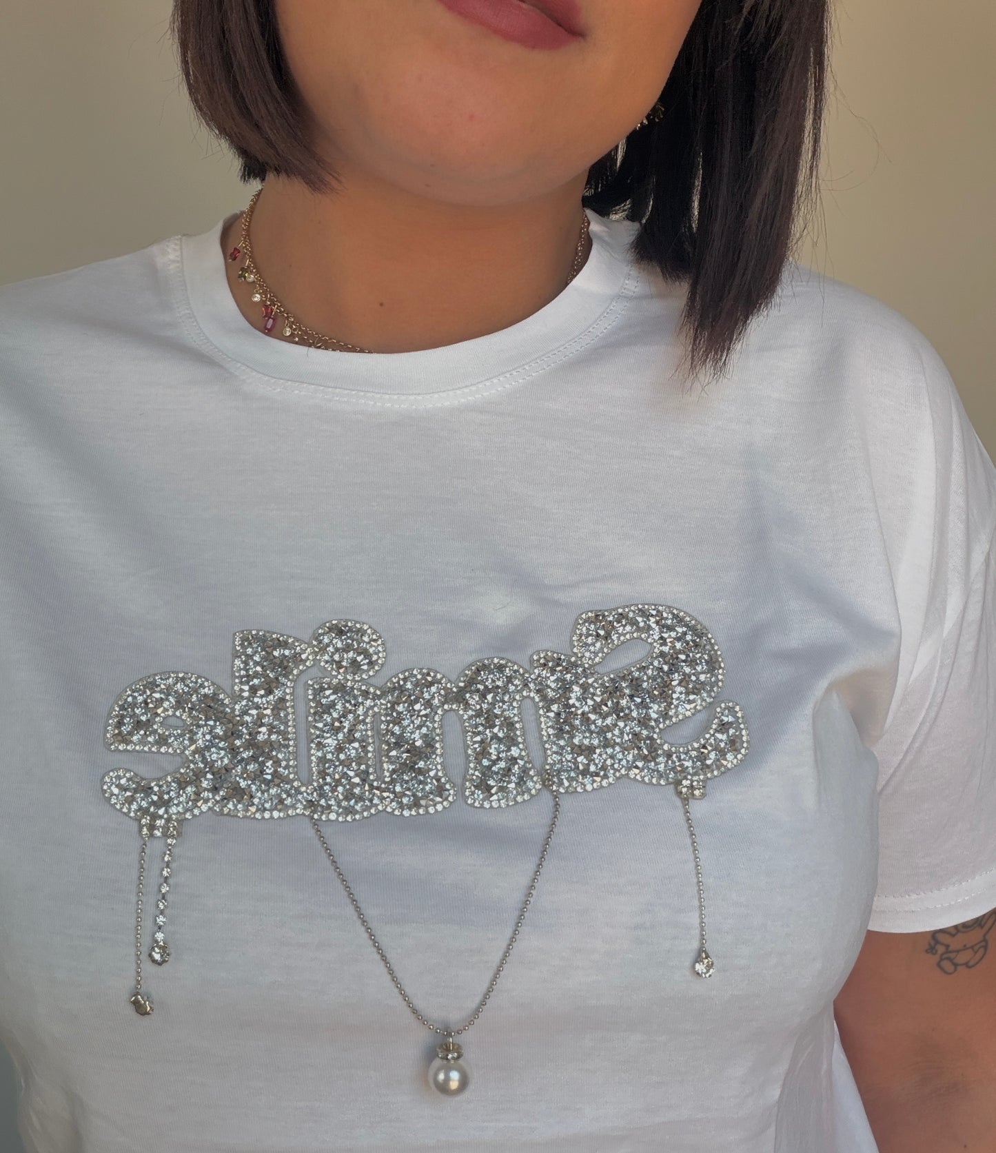 Primer plano del detalle de strass y apliques brillantes en la camiseta Smile blanca Meknes