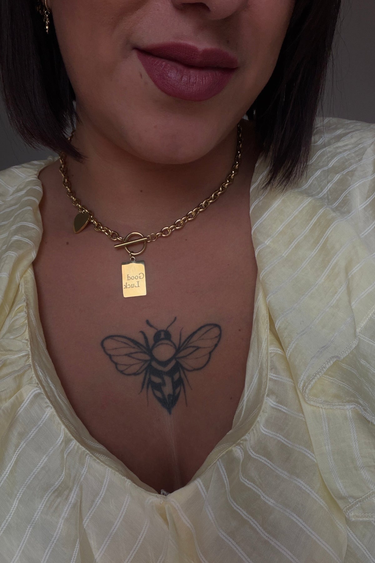 Detalle colgante moneda Good Luck joyería resistente al agua que no cambia de color