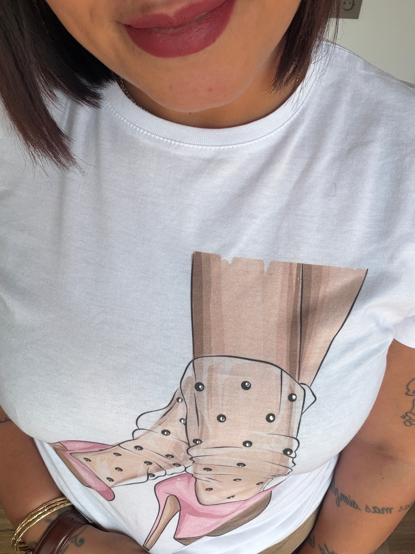 Detalle de cerca de la ilustración de moda en la camiseta Chic de Meknes Store