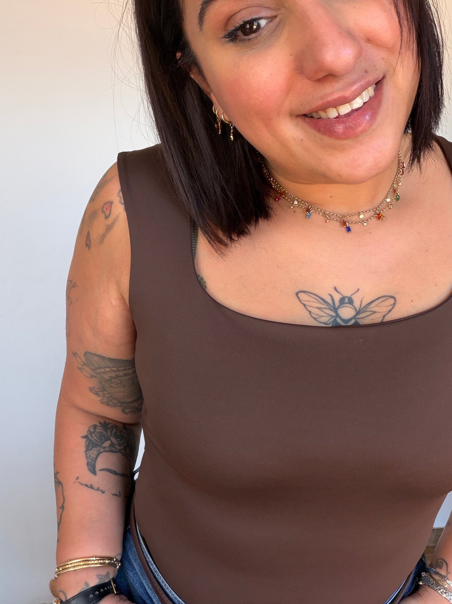 Detalle de escote cuadrado y tejido de licra elástica en camiseta básica mujer