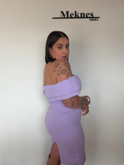 Primer plano del escote palabra de honor y volante en vestido lila de fiesta