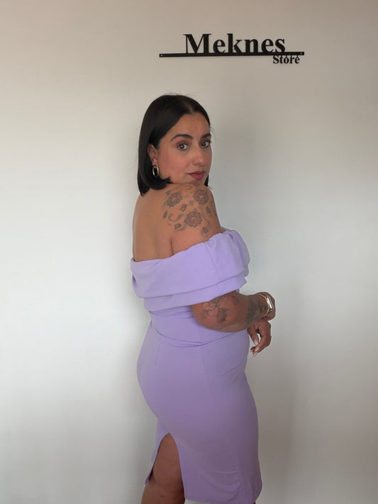 Primer plano del escote palabra de honor y volante en vestido lila de fiesta