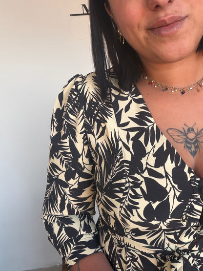 Detalle del escote en V y botonadura frontal del vestido estampado botánico