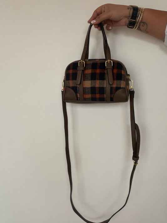 detalle-estampado-cuadros-tonos-tierra-bolso-mujer